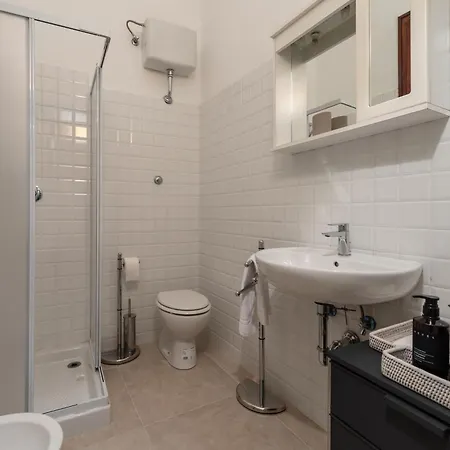Hostly-suite Il Mediceo-lungarni In Town Center Apartamento Pisa